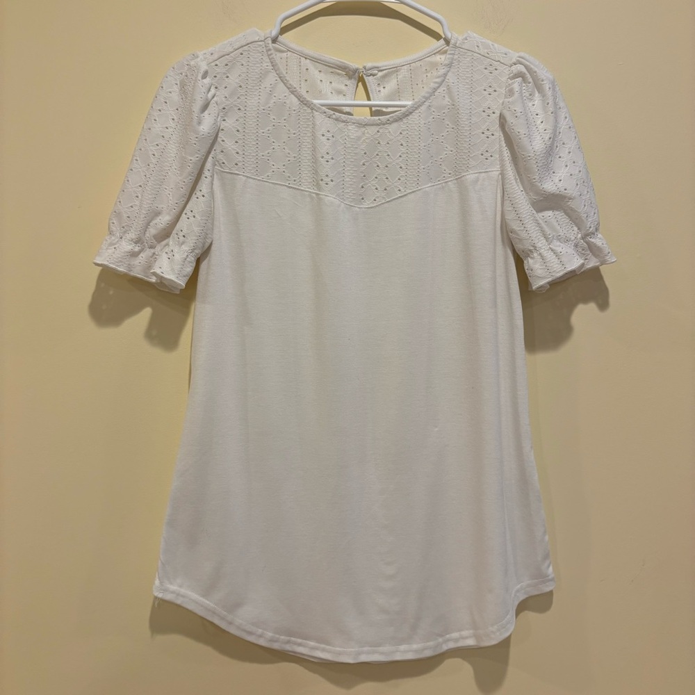 White Eyelet Puff Sleeve Knit shirt Size Small